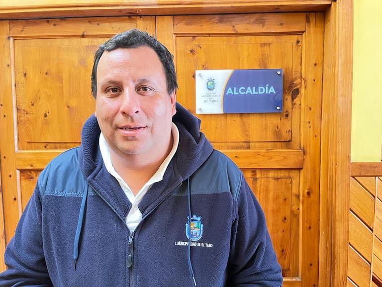 Mientras vecinos están sin agua: director de seguridad de El Tabo usa camión municipal para regar su patio