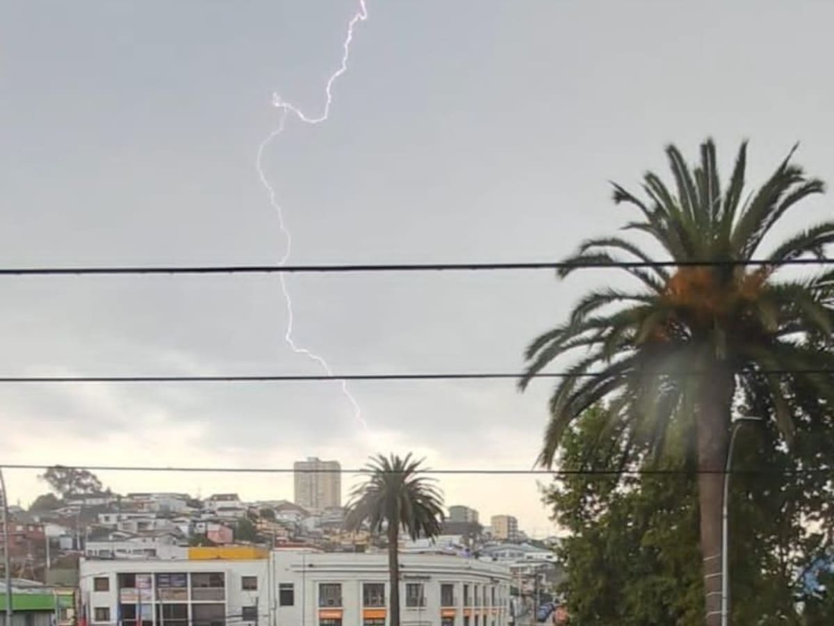 Intensa tormenta eléctrica sorprende a San Antonio: vecinos registran rayos durante la madrugada