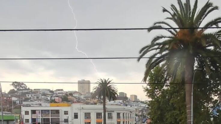 Intensa tormenta eléctrica sorprende a San Antonio: vecinos registran rayos durante la madrugada