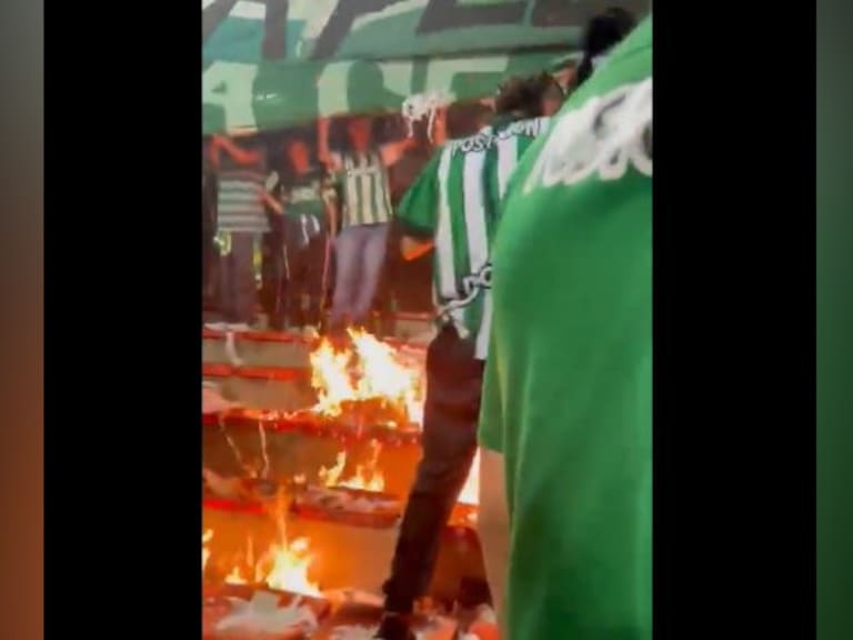 No pasa solo en Chile: fanáticos del Atlético Nacional prenden fuego en tribunas del Atanasio Girardot