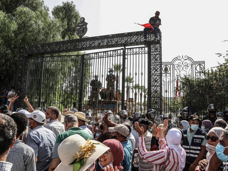 Manifestantes rodean la sede del parlamento de Túnez y soldado custodian su entrada