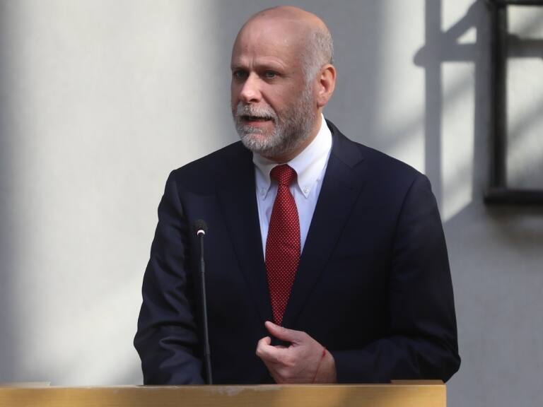 Ministro Elizalde por crisis de isapres: «no se hacen cargo de su propia responsabilidad»