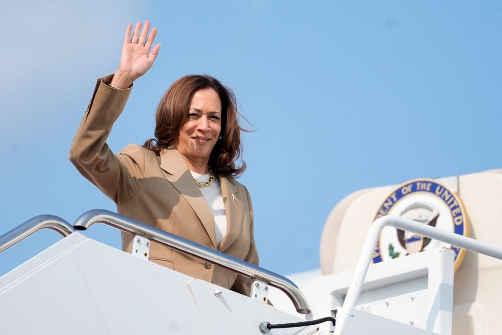 La vicepresidenta de Estados Unidos, Kamala Harris, saluda al abordar el avión Air Force Two en Westfield para regresar a Washington.