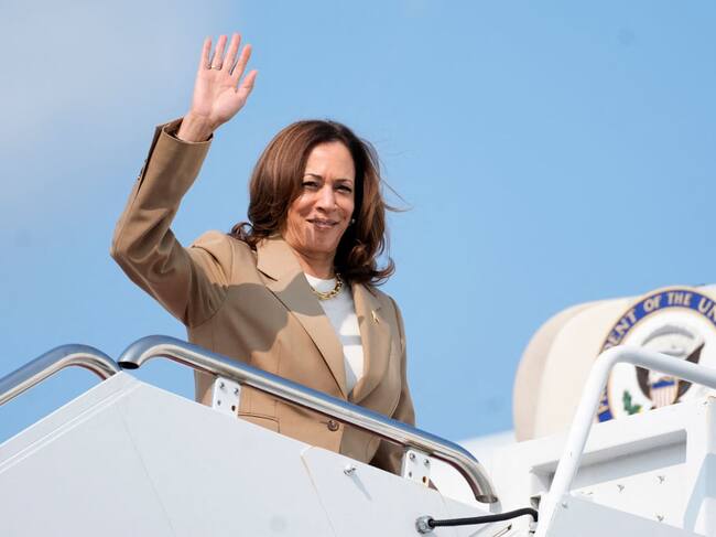 La vicepresidenta de Estados Unidos, Kamala Harris, saluda al abordar el avión Air Force Two en Westfield para regresar a Washington.