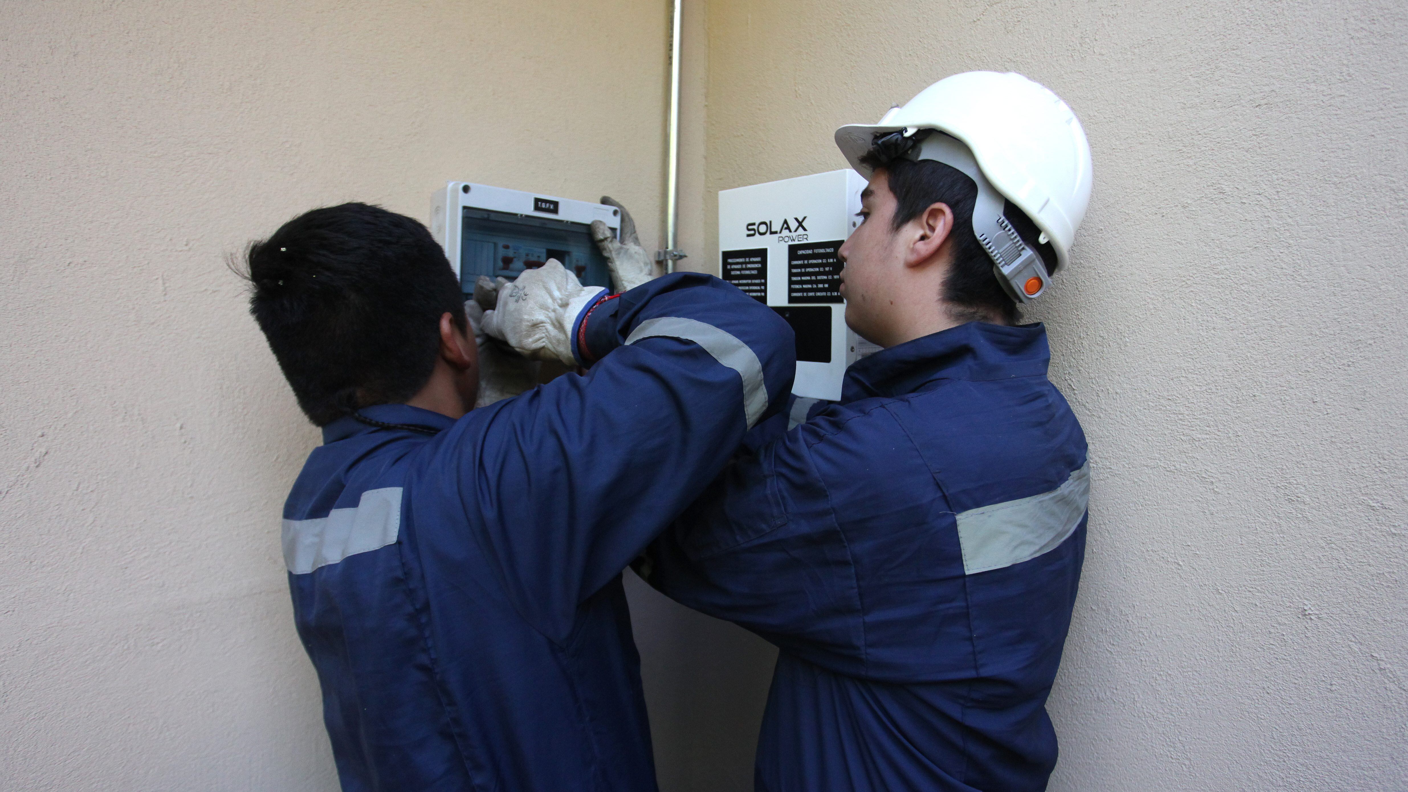 10 de Diciembre 2019/ SANTIAGO
El Alcalde de Recoleta, Daniel Jadue, lanzo la iniciativa Energía Popular. La municipalidad beneficiara a 43 familias recoletanas con un sistema fotovolataico que les permitirá bajar a cero el pago de sus cuentas de luz.
FOTO:AILEN DIAZ/AGENCIAUNO