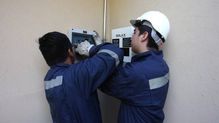 10 de Diciembre 2019/ SANTIAGO
El Alcalde de Recoleta, Daniel Jadue, lanzo la iniciativa Energía Popular. La municipalidad beneficiara a 43 familias recoletanas con un sistema fotovolataico que les permitirá bajar a cero el pago de sus cuentas de luz.
FOTO:AILEN DIAZ/AGENCIAUNO