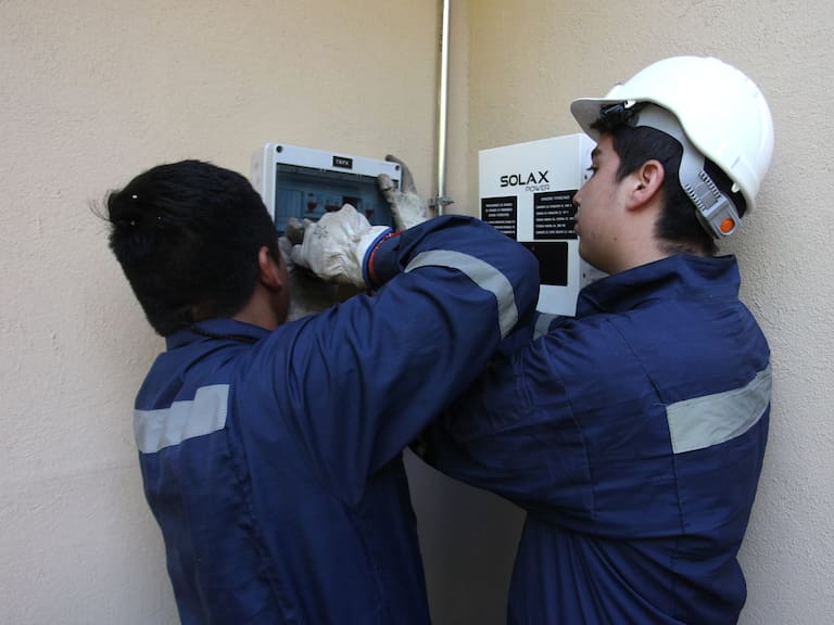 10 de Diciembre 2019/ SANTIAGO
El Alcalde de Recoleta, Daniel Jadue, lanzo la iniciativa Energía Popular. La municipalidad beneficiara a 43 familias recoletanas con un sistema fotovolataico que les permitirá bajar a cero el pago de sus cuentas de luz.
FOTO:AILEN DIAZ/AGENCIAUNO