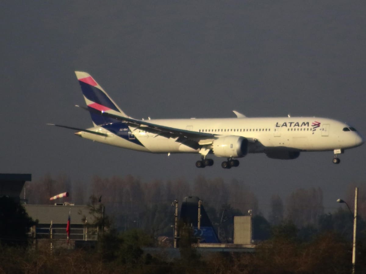 Finaliza mediación con la DT: Latam reprograma vuelos preventivamente por posible huelga de pilotos