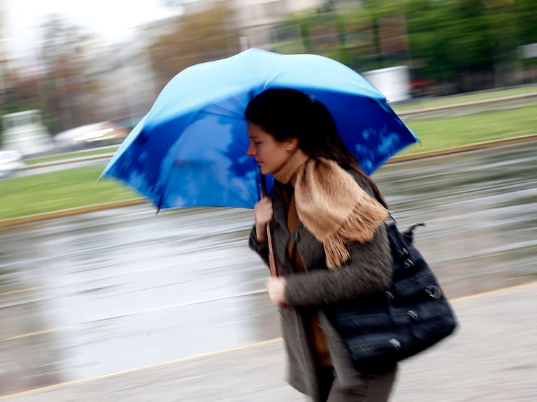 Hasta 30 mm de lluvia: revelan dónde se concentrarán las precipitaciones de este sábado en Chile