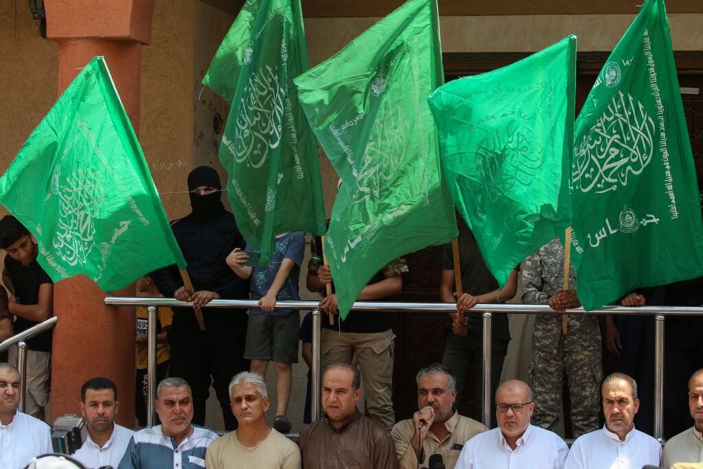 Seguidores del movimiento islamista Hamás con banderas del grupo en una zona de la Franja de Gaza.