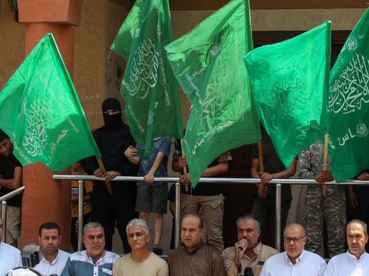 Seguidores del movimiento islamista Hamás con banderas del grupo en una zona de la Franja de Gaza.