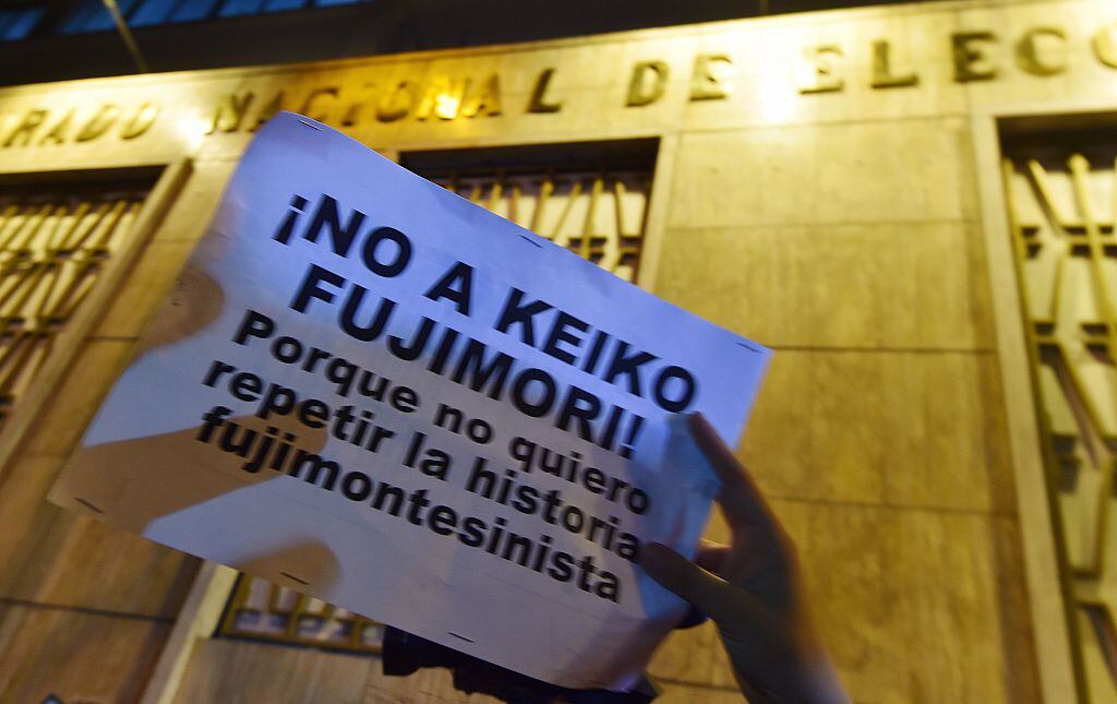 Manifestación en contra de Keiko Fujimori ante la junta electoral en Lima
