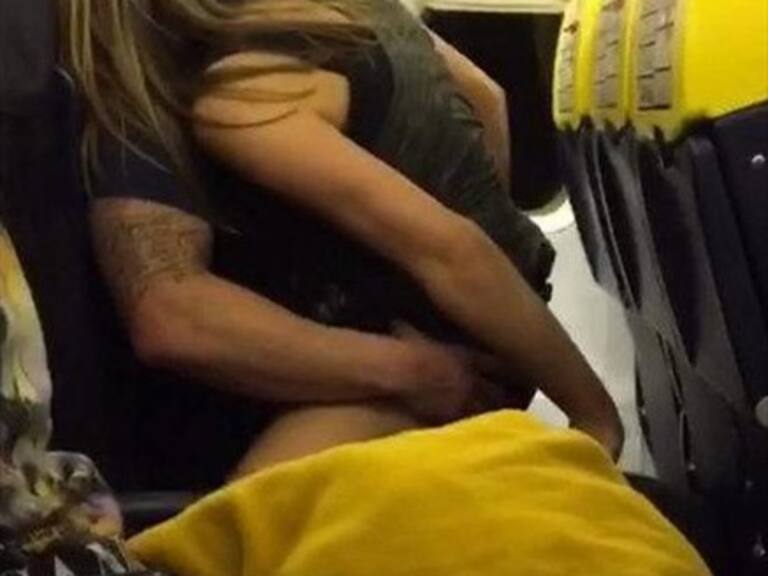Mujer que protagonizó supuesto video sexual en un avión confesó sentirse «mortificada»