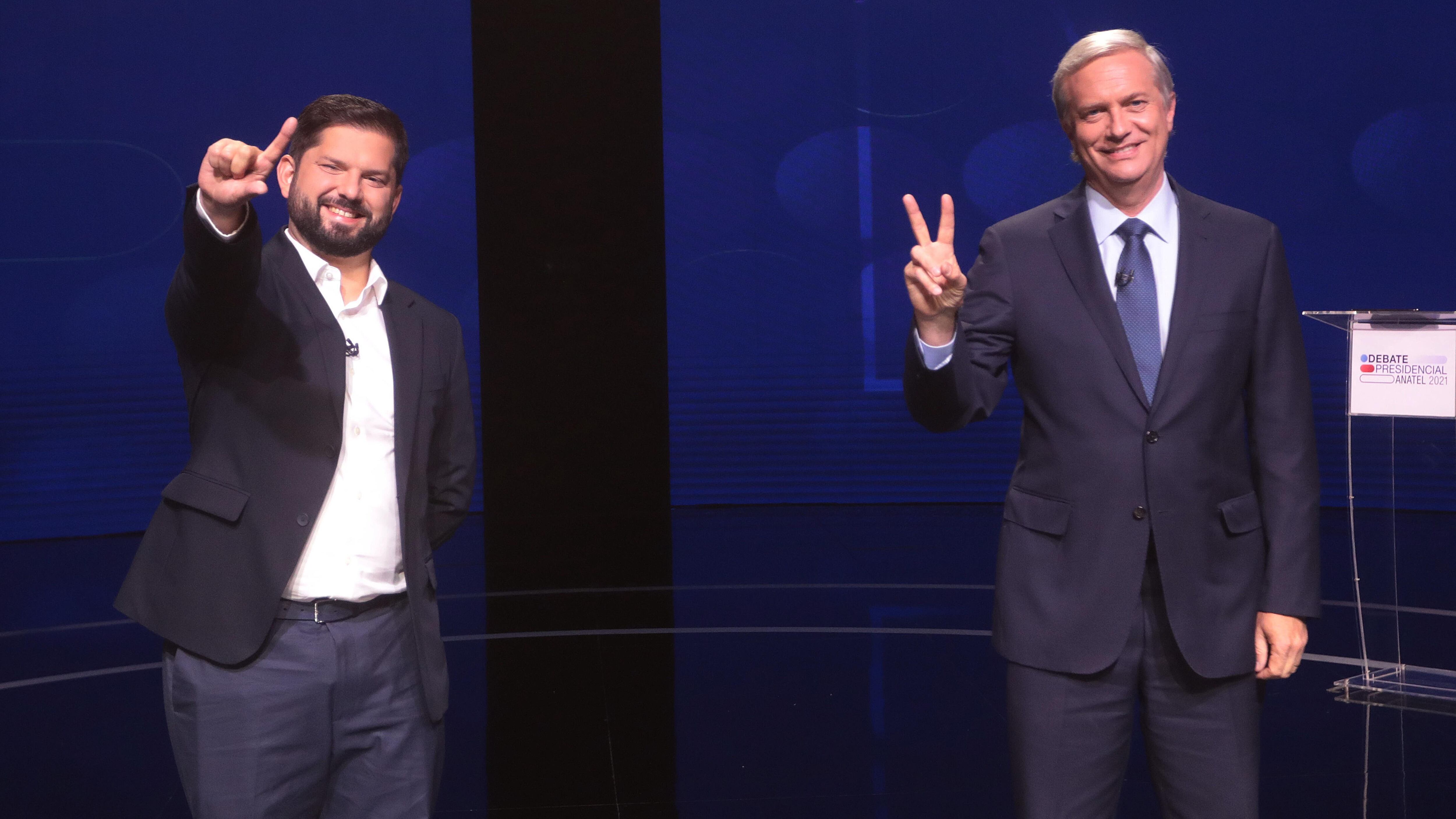 13 de diciembre del 2021/SANTIAGOGabriel Boric, candidato Presidencial, y Jose Antonio Kast, candidato Presidencial, durante el último debate anatel, que se realizó en dependencias de Televisión Nacional de Chile, a días de elecciones presidenciales 2021.
FOTO: SEBASTIAN BELTRAN GAETE/AGENCIAUNO