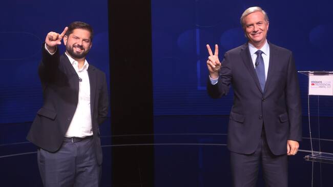 13 de diciembre del 2021/SANTIAGOGabriel Boric, candidato Presidencial, y Jose Antonio Kast, candidato Presidencial, durante el último debate anatel, que se realizó en dependencias de Televisión Nacional de Chile, a días de elecciones presidenciales 2021.
FOTO: SEBASTIAN BELTRAN GAETE/AGENCIAUNO
