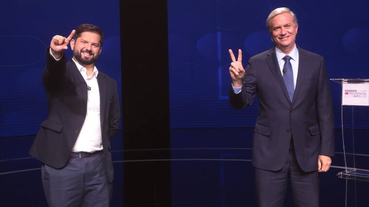 13 de diciembre del 2021/SANTIAGOGabriel Boric, candidato Presidencial, y Jose Antonio Kast, candidato Presidencial, durante el último debate anatel, que se realizó en dependencias de Televisión Nacional de Chile, a días de elecciones presidenciales 2021.
FOTO: SEBASTIAN BELTRAN GAETE/AGENCIAUNO
