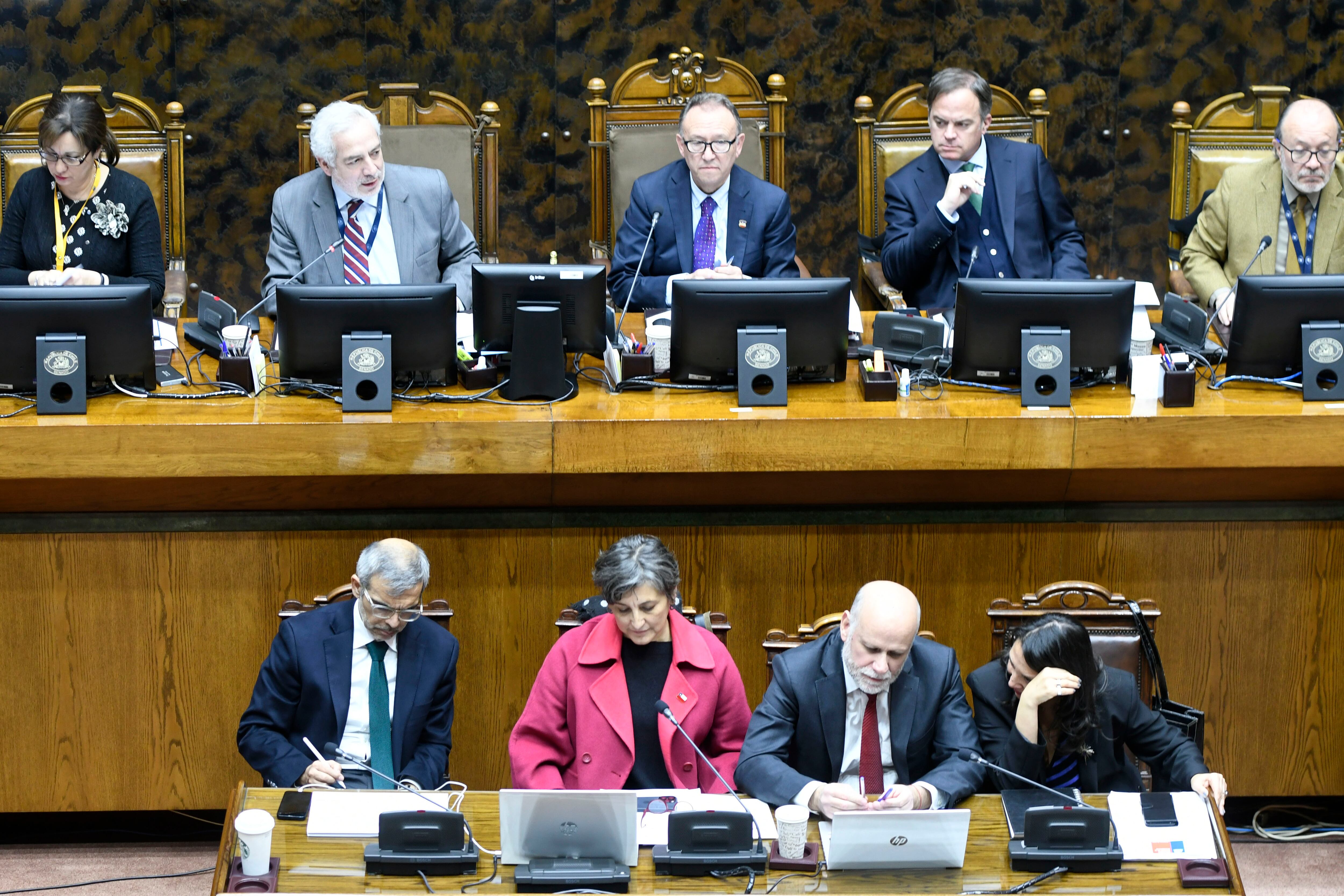 13 de mayo de 2024/VALPARAISO
Los ministros Luis Cordero , Ximena Aguilera , Alvaro Elizalde y la subsecretaria Macarena Lobos en el informe de la Comisión Mixta, constituida para resolver las divergencias suscitadas entre ambas Cámaras durante la tramitación del proyecto de ley que modifica el decreto con fuerza de ley N° 1, de 2005, del Ministerio de Salud, que fija el texto refundido, coordinado y sistematizado del decreto ley N° 2.763, de 1979, y de las leyes N° 18.933 y N° 18.469, en las materias que indica, crea un nuevo modelo de atención en el FONASA
FOTO: Pablo Ovalle ISASMENDI/ AGENCIUNO