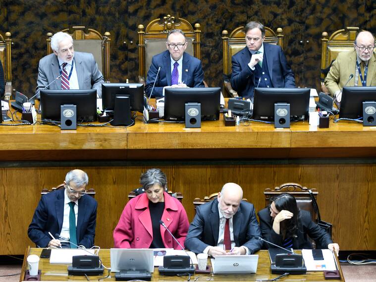 13 de mayo de 2024/VALPARAISO
Los ministros Luis Cordero , Ximena Aguilera , Alvaro Elizalde y la subsecretaria Macarena Lobos en el informe de la Comisión Mixta, constituida para resolver las divergencias suscitadas entre ambas Cámaras durante la tramitación del proyecto de ley que modifica el decreto con fuerza de ley N° 1, de 2005, del Ministerio de Salud, que fija el texto refundido, coordinado y sistematizado del decreto ley N° 2.763, de 1979, y de las leyes N° 18.933 y N° 18.469, en las materias que indica, crea un nuevo modelo de atención en el FONASA
FOTO: Pablo Ovalle ISASMENDI/ AGENCIUNO