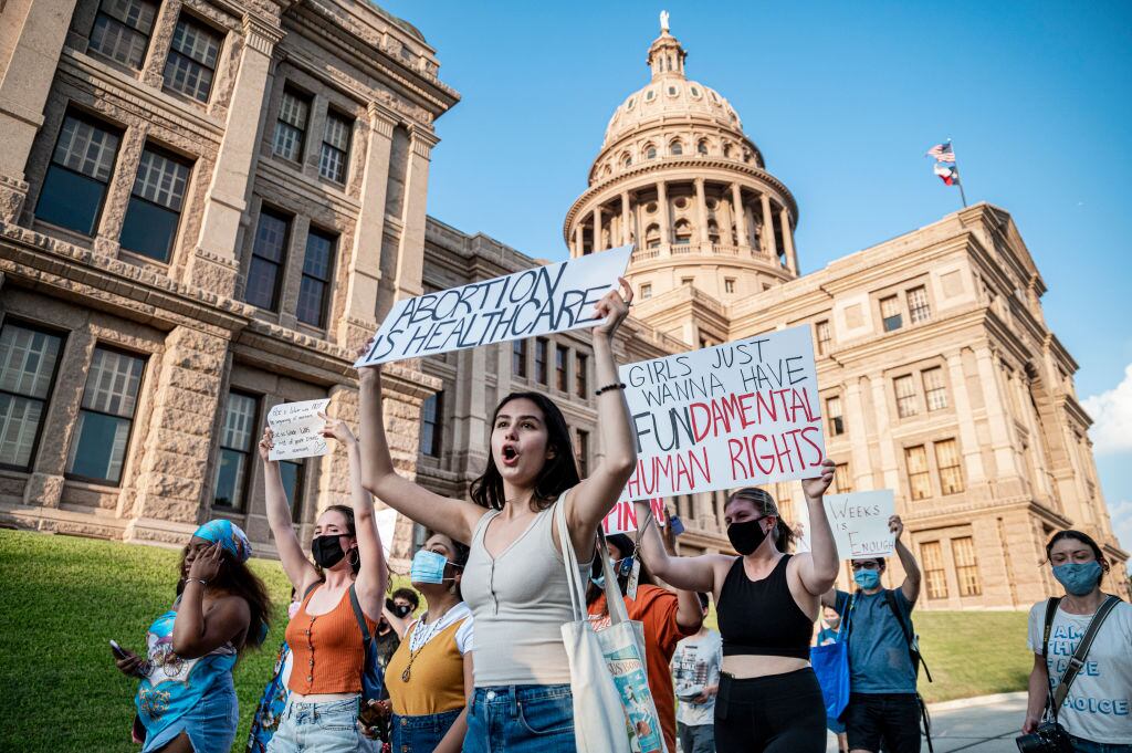 Mujeres se manifiestan a favor de sus derechos reproductivos en Austin