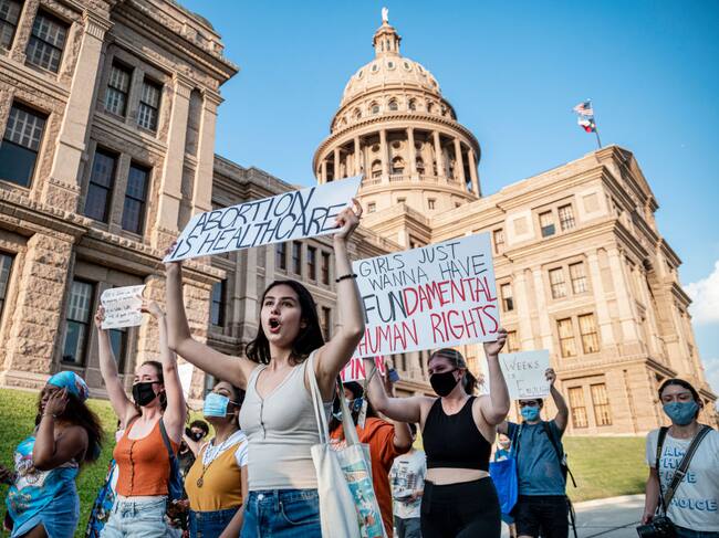 Mujeres se manifiestan a favor de sus derechos reproductivos en Austin