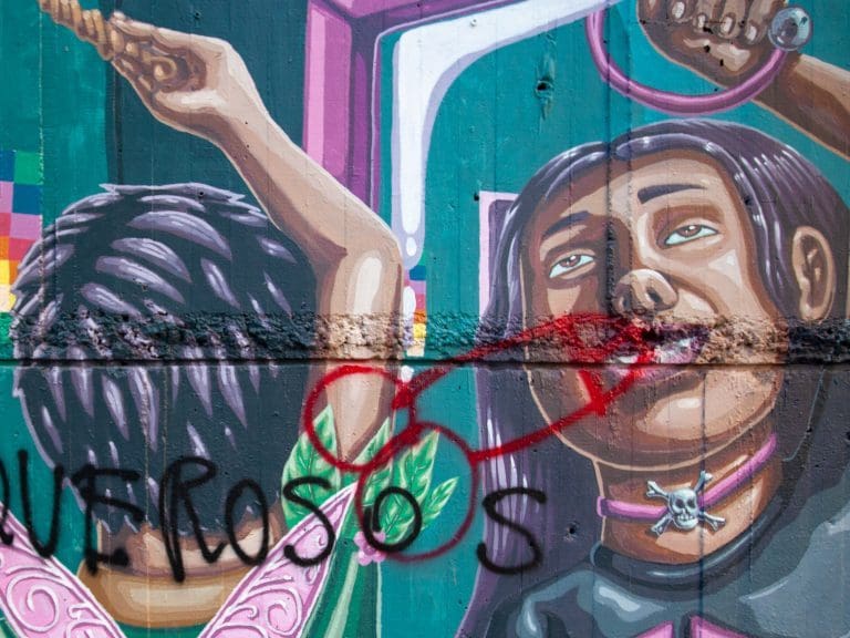 22 de Marzo 2022/SANTIAGODesconocidos rayan el mural por la visibilidad LGBTQI+ en la calle Carabineros de chile, a metros del memorial en conmemoracion a Daniel Zamudio, Joven homosexual asesinado por neonazis el año 2012.
FOTO: LUKAS SOLIS/AGENCIAUNO