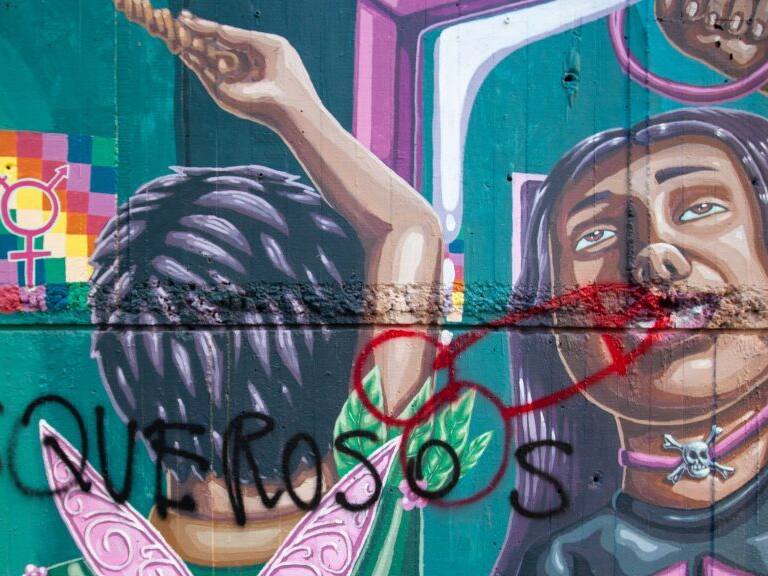 22 de Marzo 2022/SANTIAGODesconocidos rayan el mural por la visibilidad LGBTQI+ en la calle Carabineros de chile, a metros del memorial en conmemoracion a Daniel Zamudio, Joven homosexual asesinado por neonazis el año 2012.
FOTO: LUKAS SOLIS/AGENCIAUNO