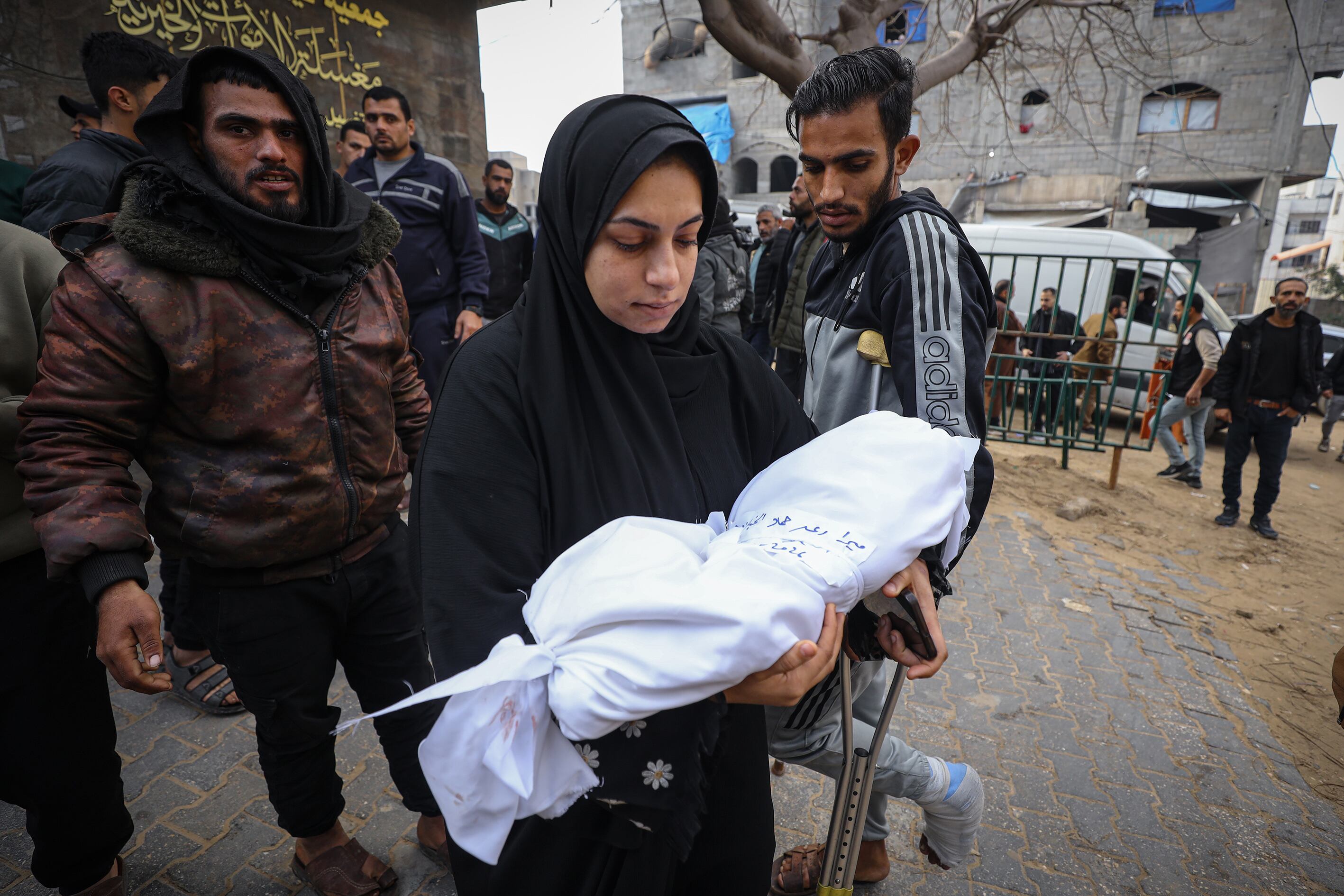 Una mujer con el cadáver de un bebé muerto en los bombardeos, este miércoles en Ciudad de Gaza. (Foto de Khames Alrefi/Anadolu vía Getty Images)