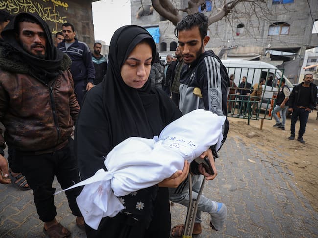 Una mujer con el cadáver de un bebé muerto en los bombardeos, este miércoles en Ciudad de Gaza. (Foto de Khames Alrefi/Anadolu vía Getty Images)