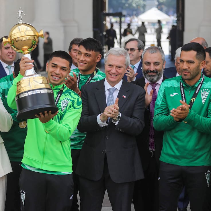 Presidente Kast recibió al plantel Sub 20 de Santiago Wanderers en La Moneda: “Nos dieron consejos”
