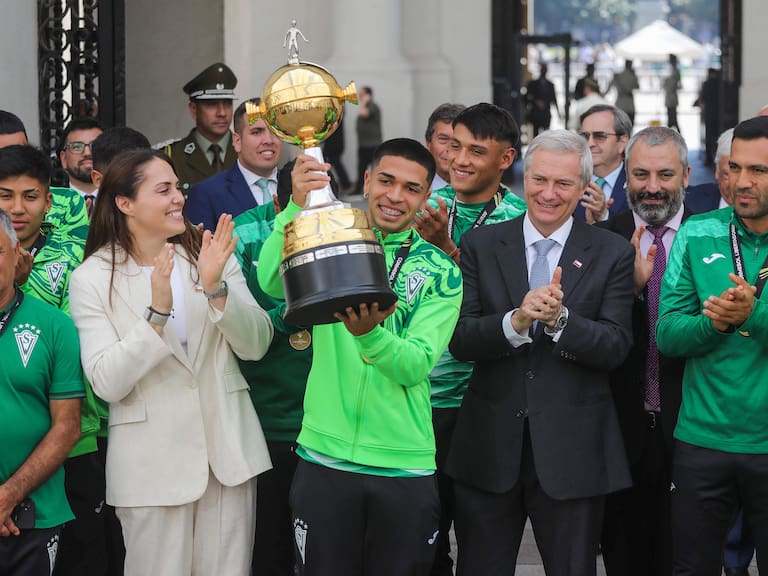 Presidente Kast recibió al plantel Sub 20 de Santiago Wanderers en La Moneda: “Nos dieron consejos”