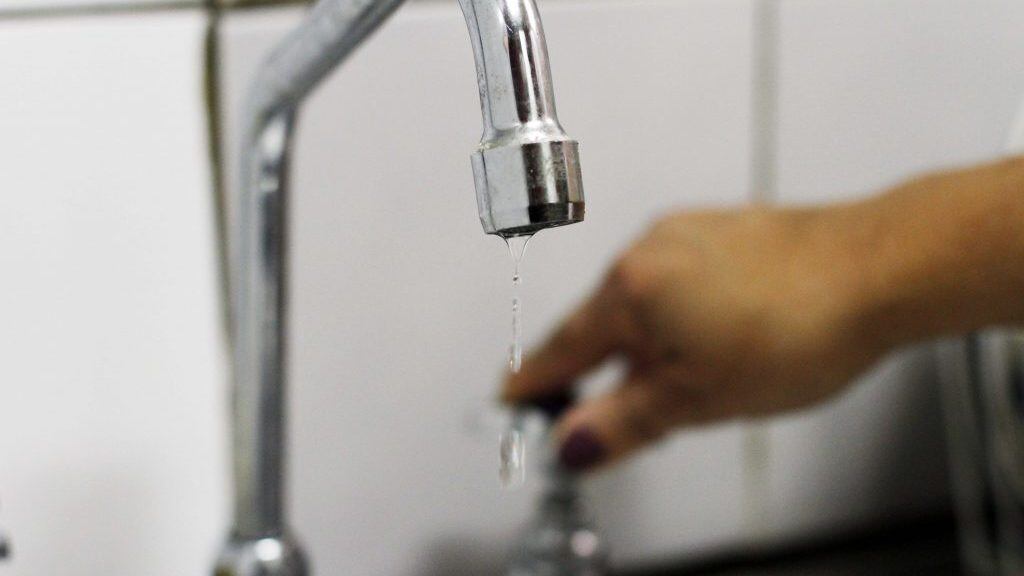 03 de Septiembre del 2013/SANTIAGO
Hoy a las 17:00 se produjo enl anunciado corte de agua en la capital por parte de aguas andina, donde la entidad explicó que el corte obedece a que "Aguas Andinas se encuentra ejecutando importantes obras destinadas a aumentar las reservas de agua potable