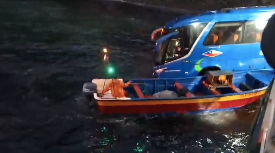 A punto de caer al mar: bus pierde el control tras intentar subir a transbordador en Puerto Montt
