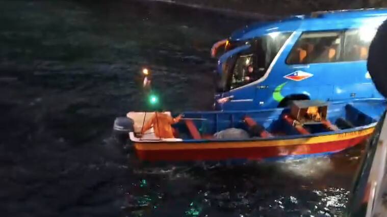 A punto de caer al mar: bus pierde el control tras intentar subir a transbordador en Puerto Montt