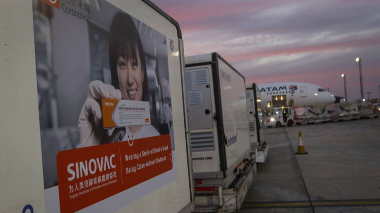 23 de mayo del 2021/SANTIAGOUn nuevo cargamento de vacuna Coronavac del laboratorio Chino Sinovac, aterrizo esta tarde en el aeropuerto Arturo Merino Benítez en la comuna de Pudahuel.
FOTO: SEBASTIAN BELTRAN GAETE/AGENCIAUNO