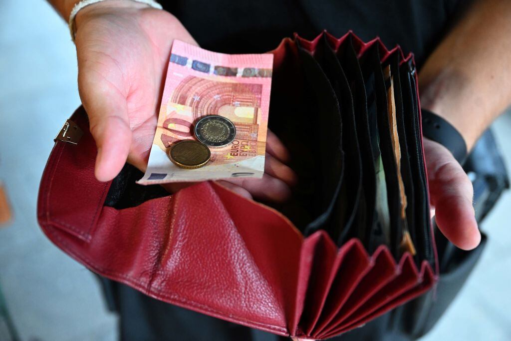 Persona muestra dinero en un restaurante de Múnich en Alemania