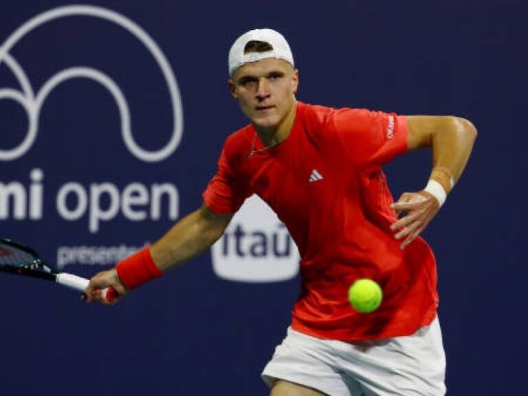 Jakub Mensik da una tremenda sorpresa en Miami y se instala en semifinales del segundo Masters 1000 del año
