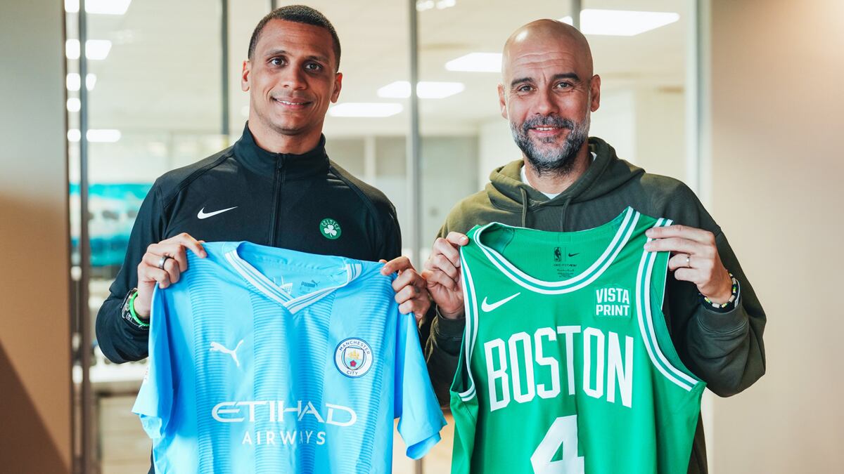 Joe Mazzulla y Pep Guardiola intercambiando camisetas.