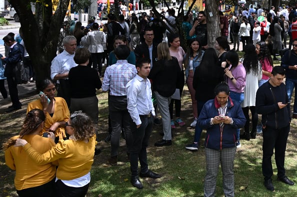 Personas salen con temor de sus trabajos luego del sismo en Bogotá de Colombia