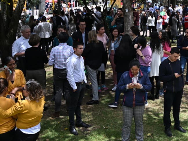 Personas salen con temor de sus trabajos luego del sismo en Bogotá de Colombia