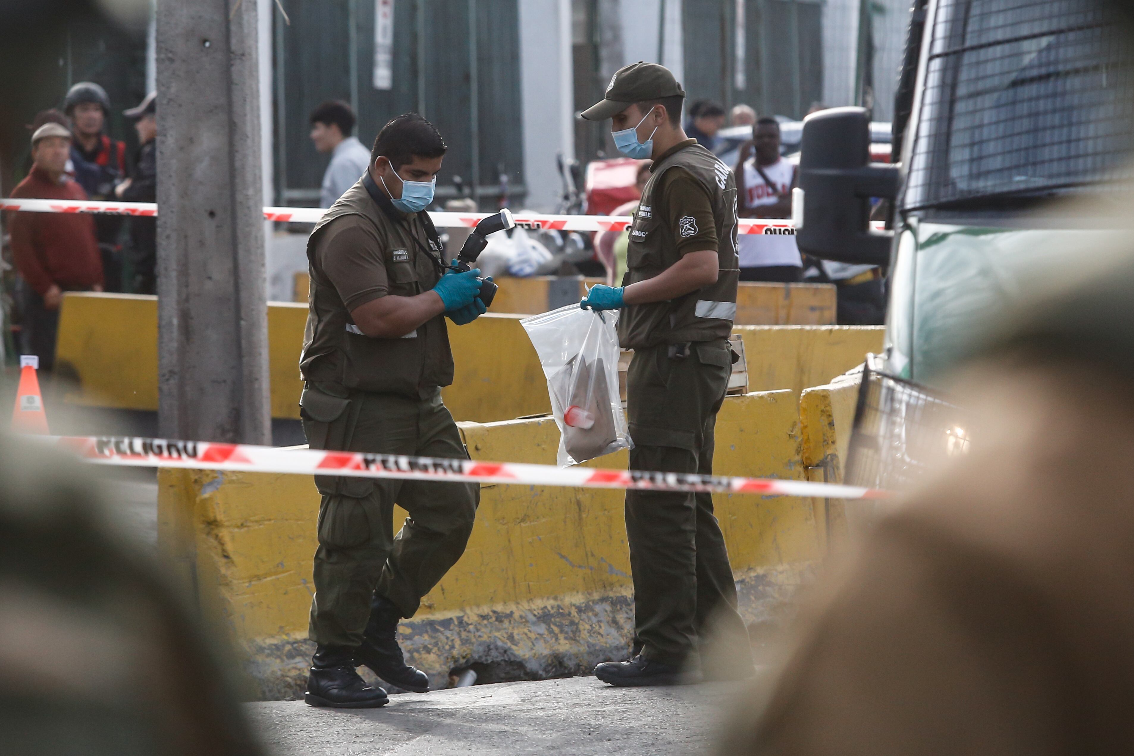 Agencia Uno | Funcionarios de Carabineros en el Mercado Lo Valledor, tras detención de mujer que disparó y dejó tres heridos