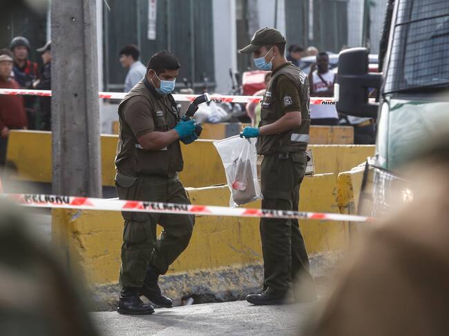Agencia Uno | Funcionarios de Carabineros en el Mercado Lo Valledor, tras detención de mujer que disparó y dejó tres heridos