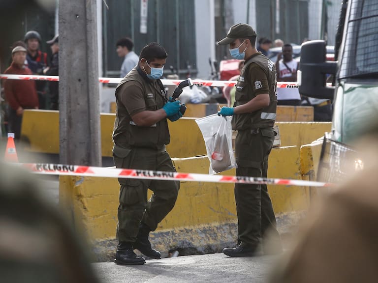 Agencia Uno | Funcionarios de Carabineros en el Mercado Lo Valledor, tras detención de mujer que disparó y dejó tres heridos