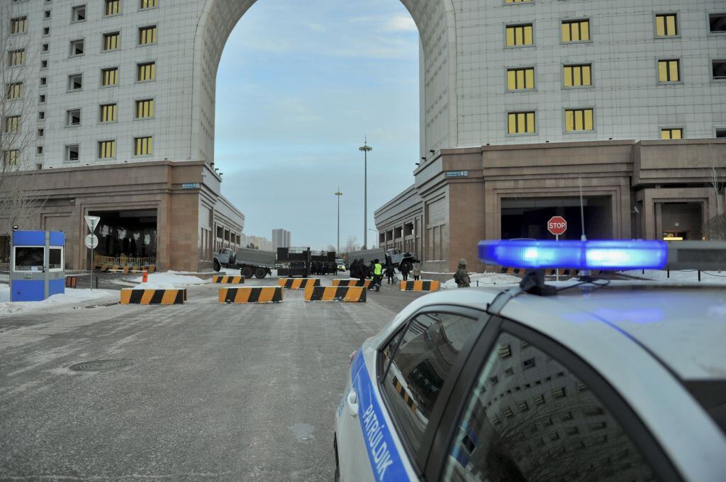 La policía kazaja vigila las calles de la ciudad de Nur Sultan