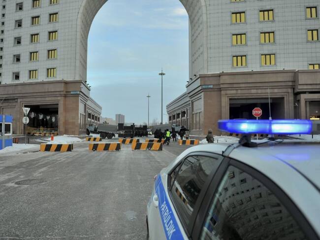 La policía kazaja vigila las calles de la ciudad de Nur Sultan