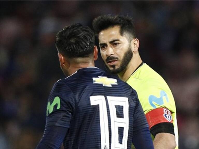 «17 años con la pera»: Los afiches con los que hinchas de Colo Colo se burlan de la U