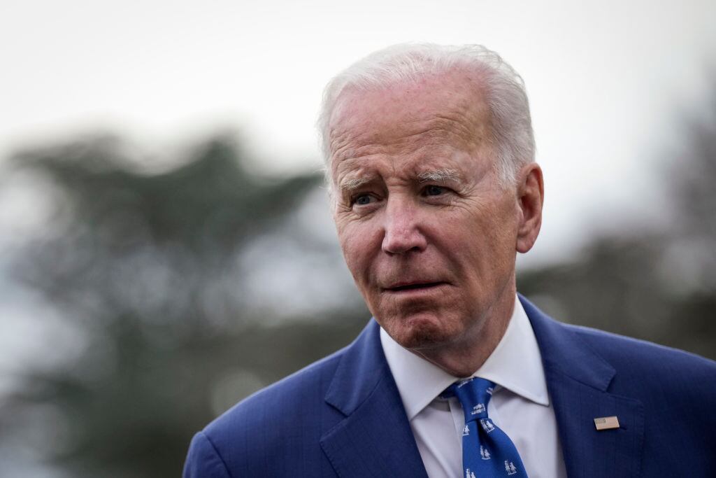 El presidente de EEUU Joe Biden habla con reporteros en la Casa Blanca