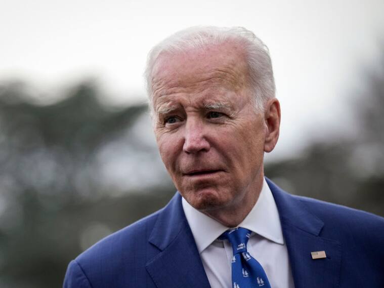El presidente de EEUU Joe Biden habla con reporteros en la Casa Blanca