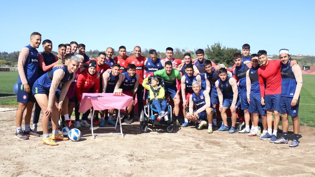 El emotivo saludo cumpleañero del plantel de Unión La Calera a un niño fanático del club