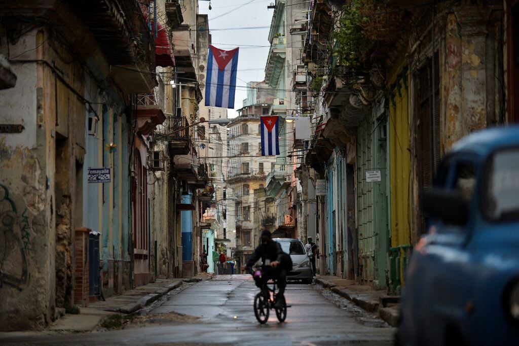 La bandera cubana cuelga en los balcones de algunas casas de La Habana