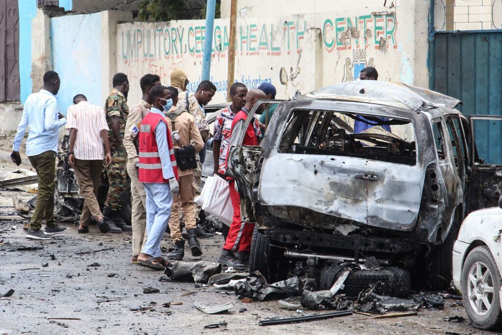 Carro bomba dio muerte a varias personas y destruyó vehículos en Somalia